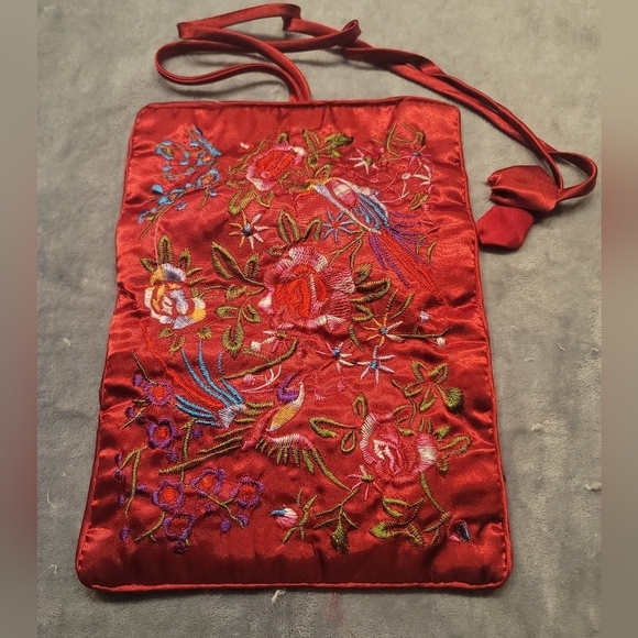 0477. Red Satin Embroidered ♥️ 😍 Jewelry Roll ~ - Picture 2 of 8